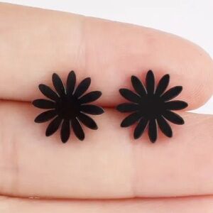 Daisy Flower Black Stud Earrings